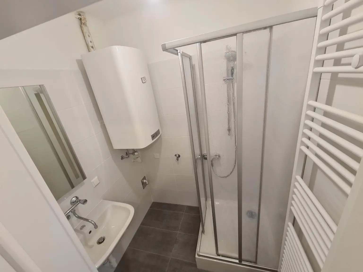 Anlegerhit - Komplett sanierte 2-Zimmer Wohnung mit Mieter