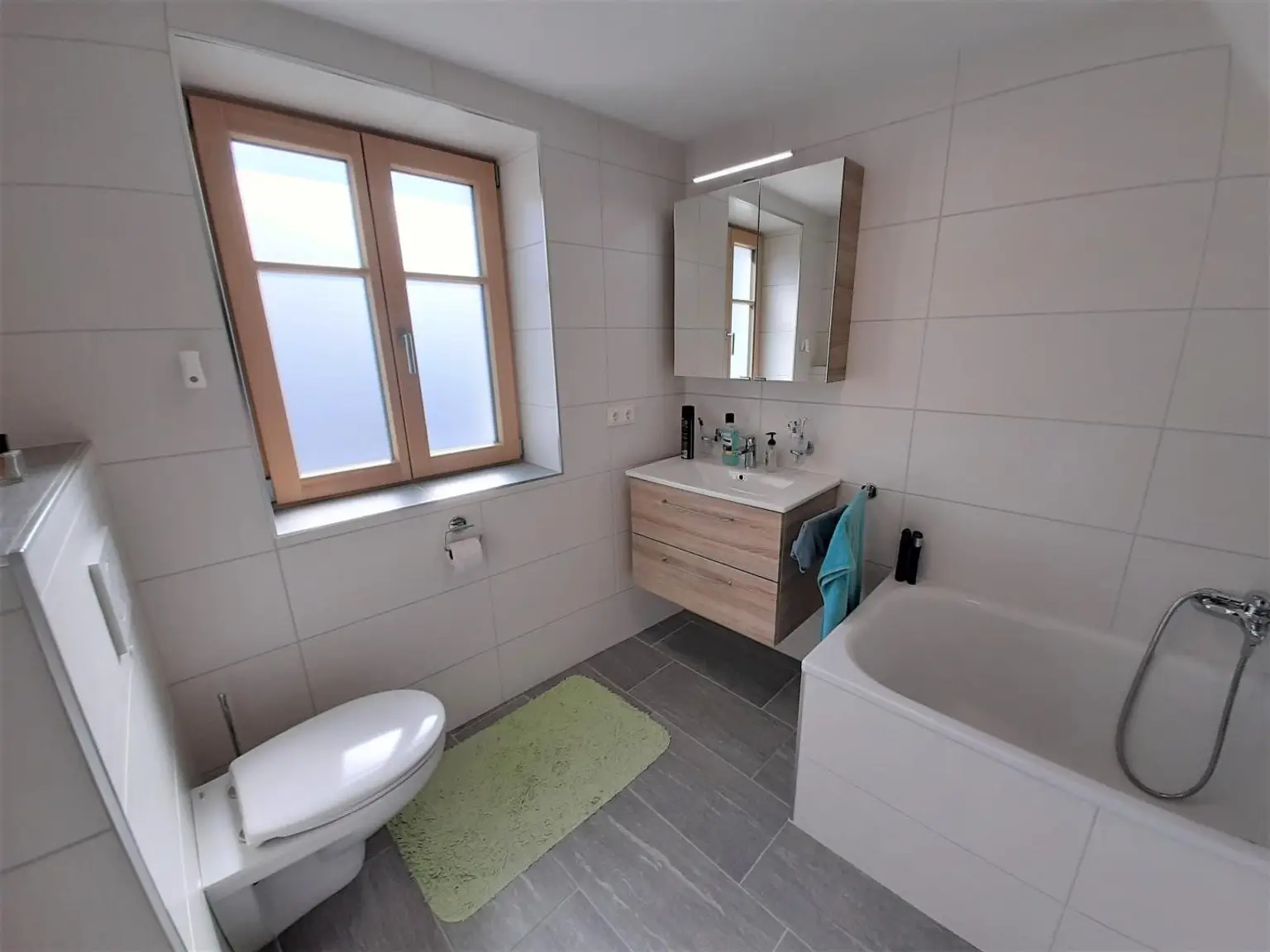 Badezimmer mit Wanne und WC - OG