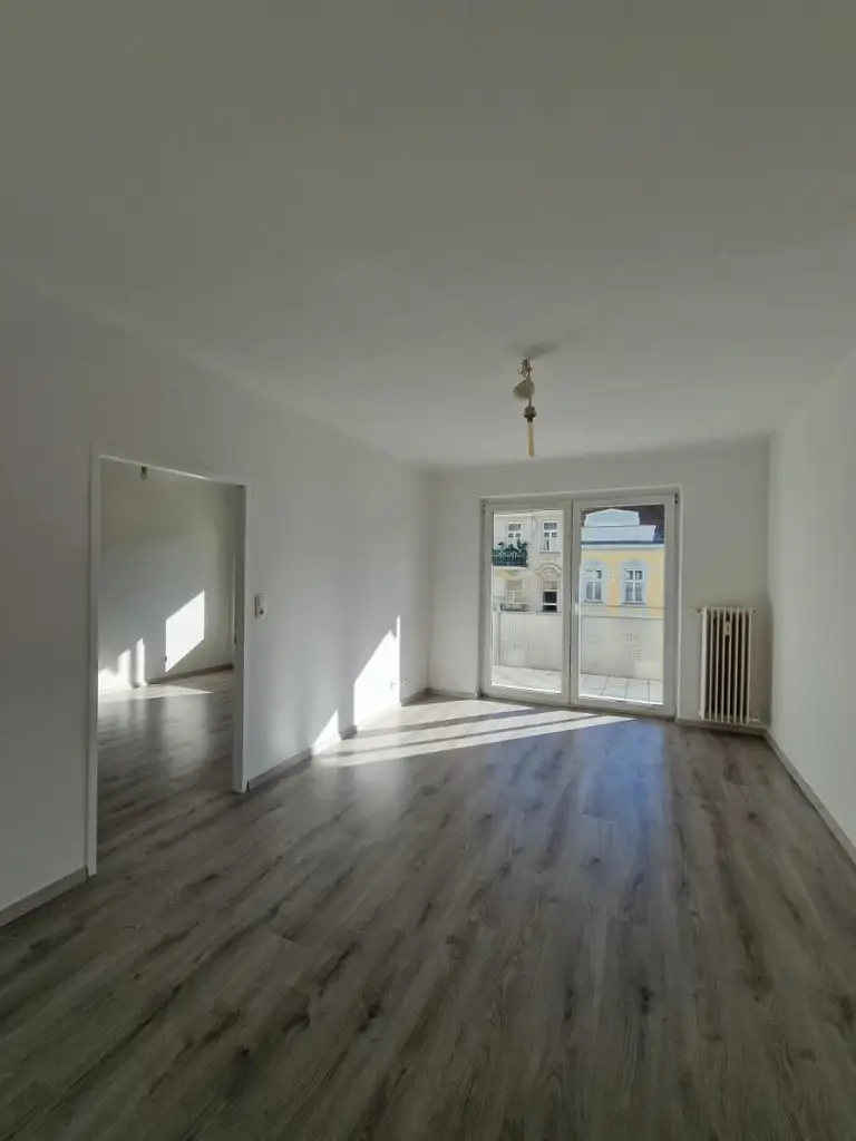 "Helle renovierte 4-Zimmerwohnung mit Balkon nahe dem Türkenschanzpark - WG-tauglich"