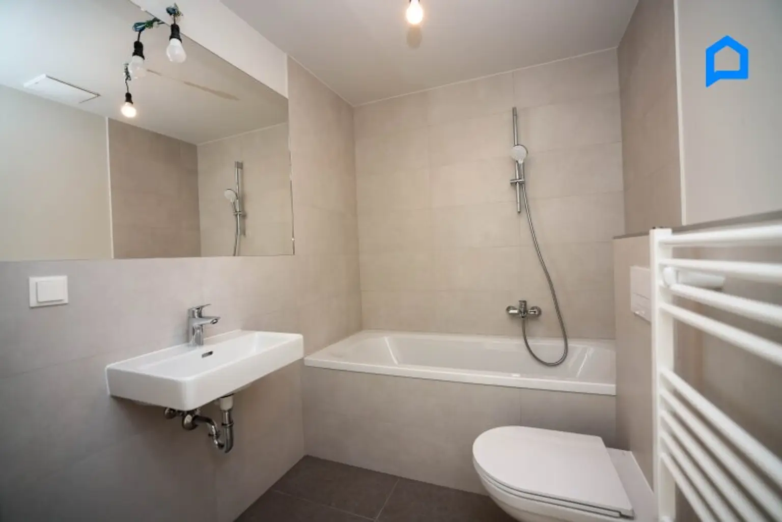 ERSTBEZUG, UNABHÄNGIG v. fossilen Brennstoffen, Dachgeschoss NEU mit modernster Ausstattung 77,07m² Wohnfläche, 3 Zimmer plus Nebenräume, auch Altbau Etagen-Wohnungen, Wärmepumpe, Klima