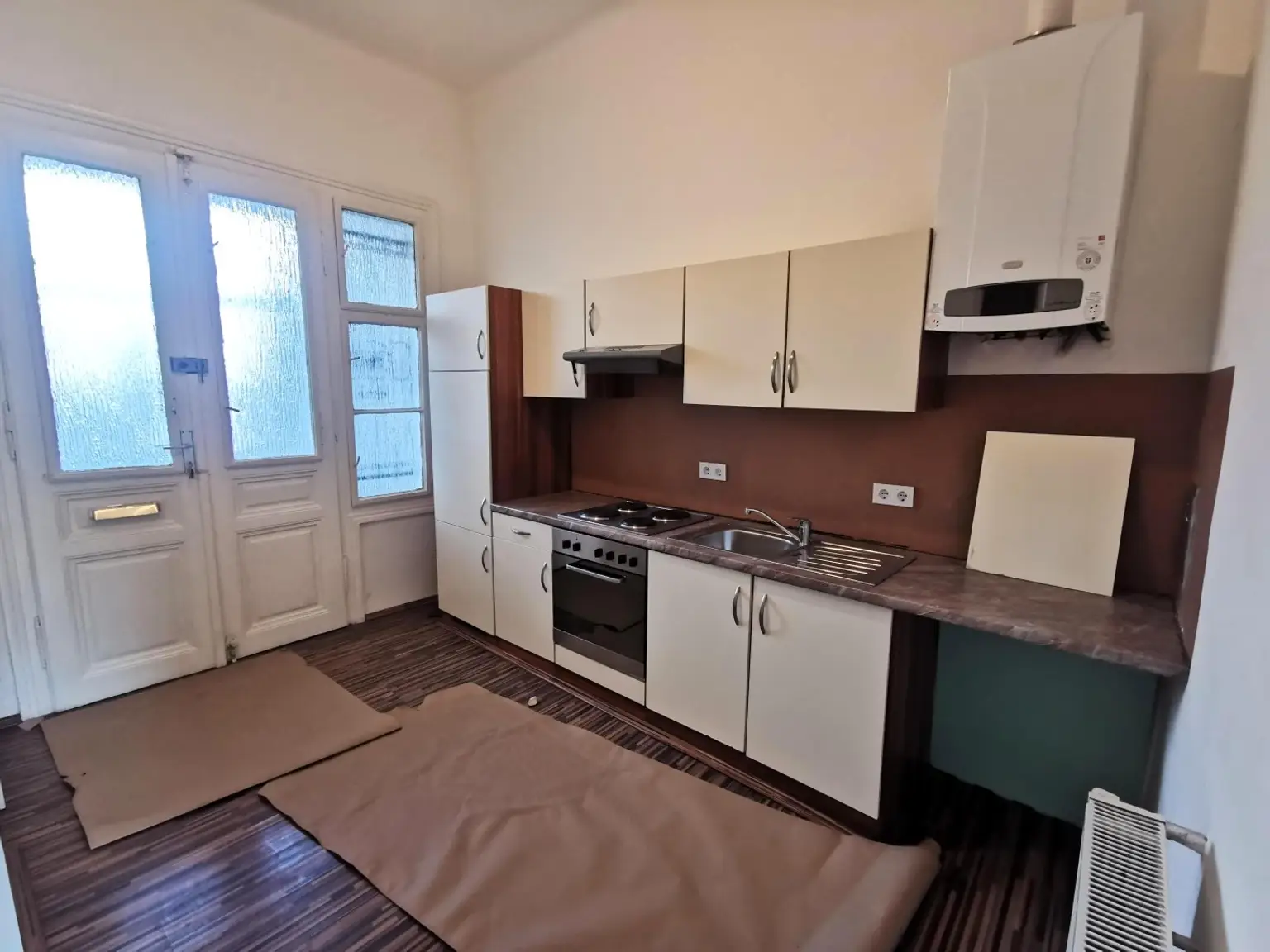 1 Zimmer Wohnungen, 2 Stück im gleichen Haus, zum sanieren.