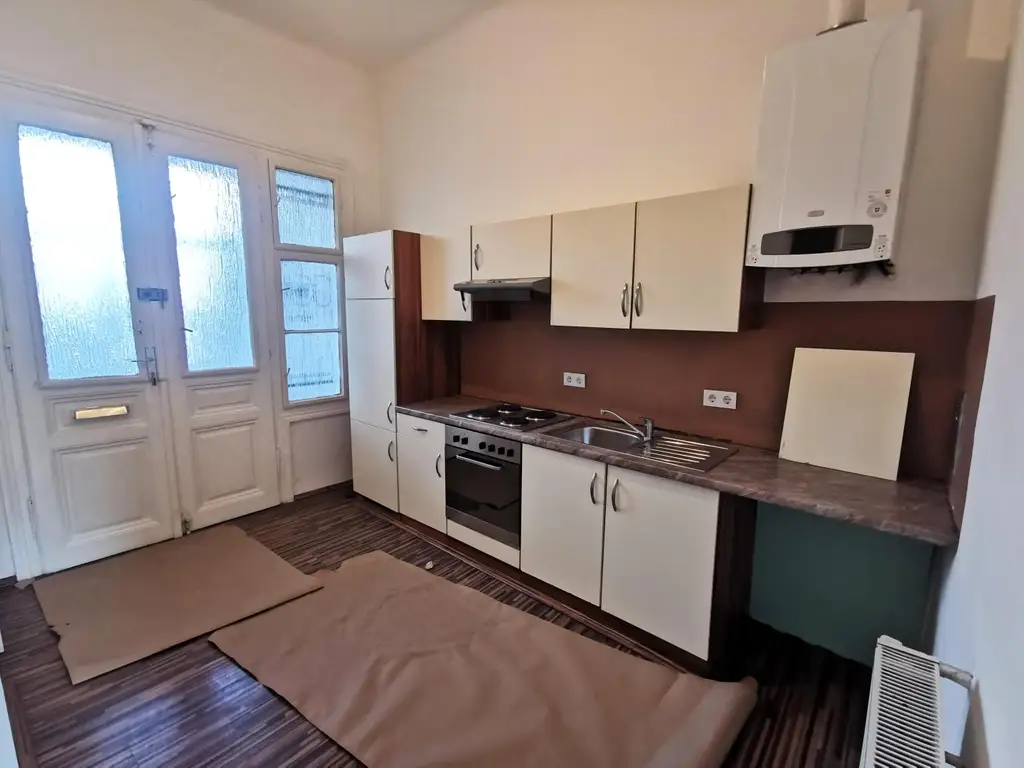 1 Zimmer Wohnungen, 2 Stück im gleichen Haus, zum sanieren.
