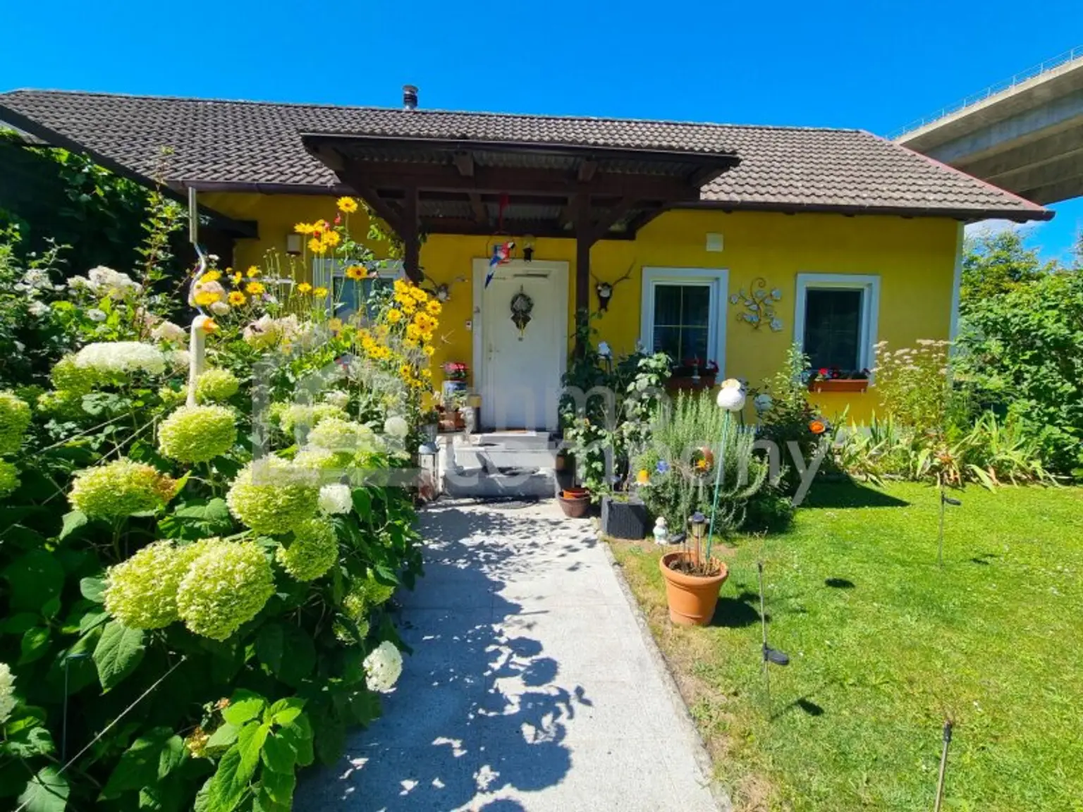 KAPITALANLAGE in PRESSBAUM: Charmantes Haus mit großem Pool