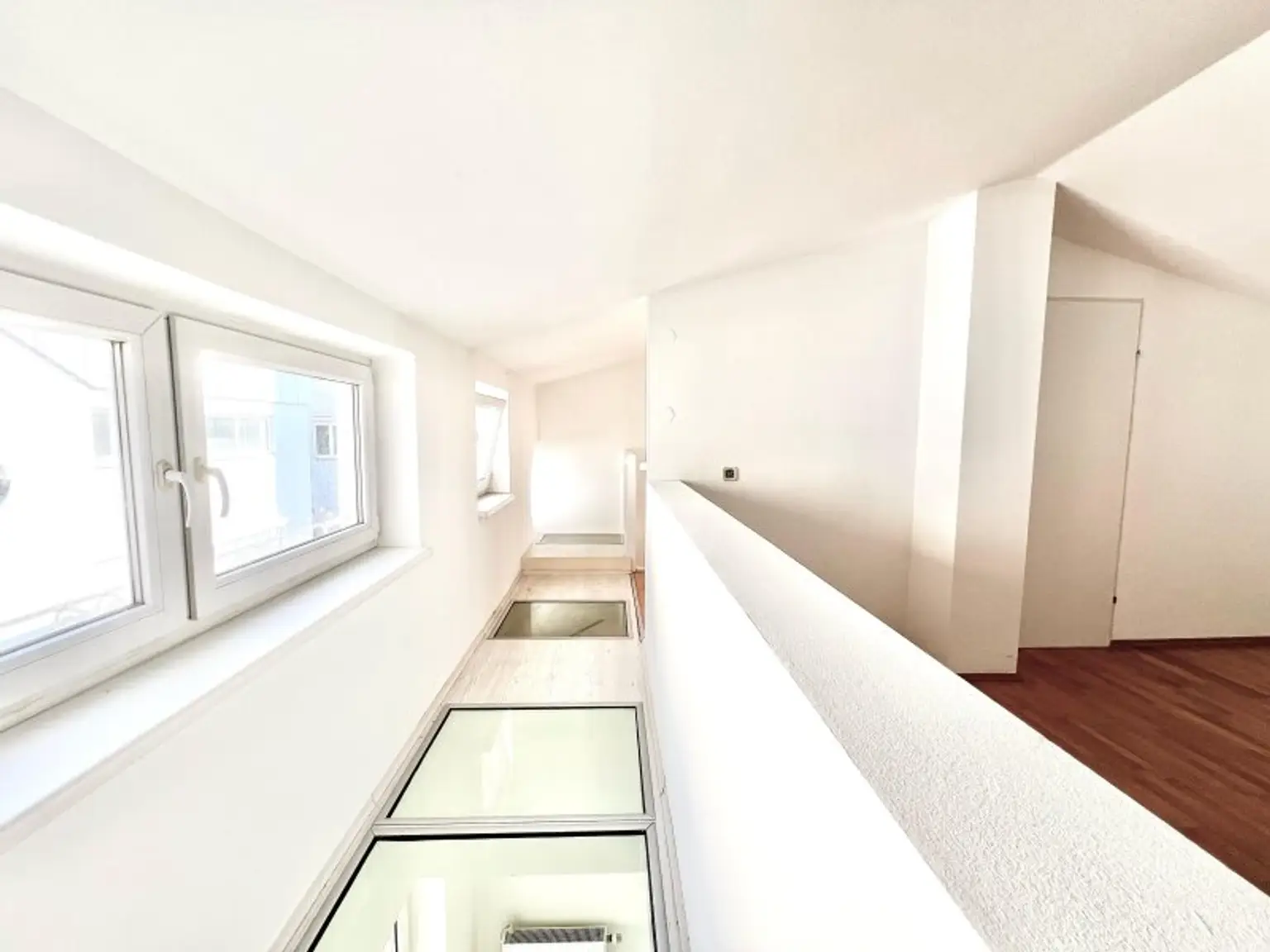 Maisonette-Traum auf zwei Ebenen – Terrasse, Galerie, Tiefgarage & perfekte Anbindung I Fernwärme  !