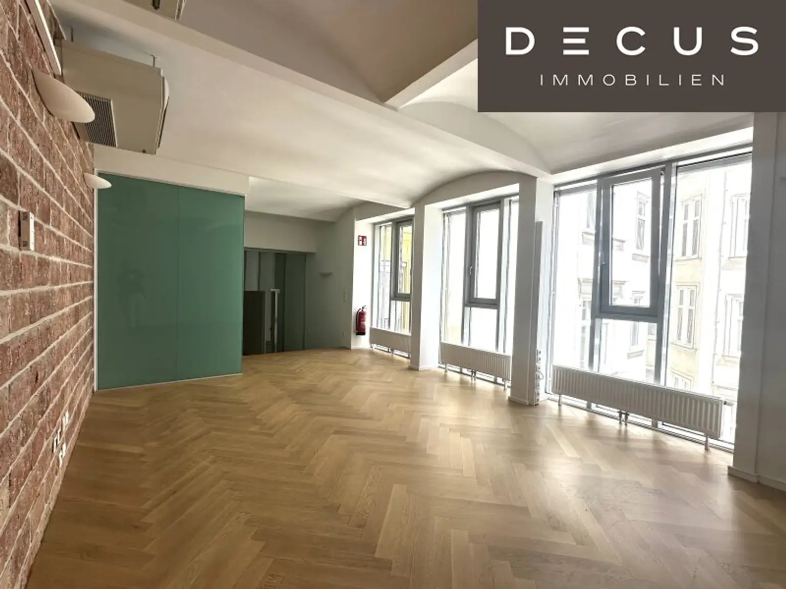 + + + REPRÄSENTATIVER ALTBAU + + + TOP CITY LAGE + + + 10 Räume + + +