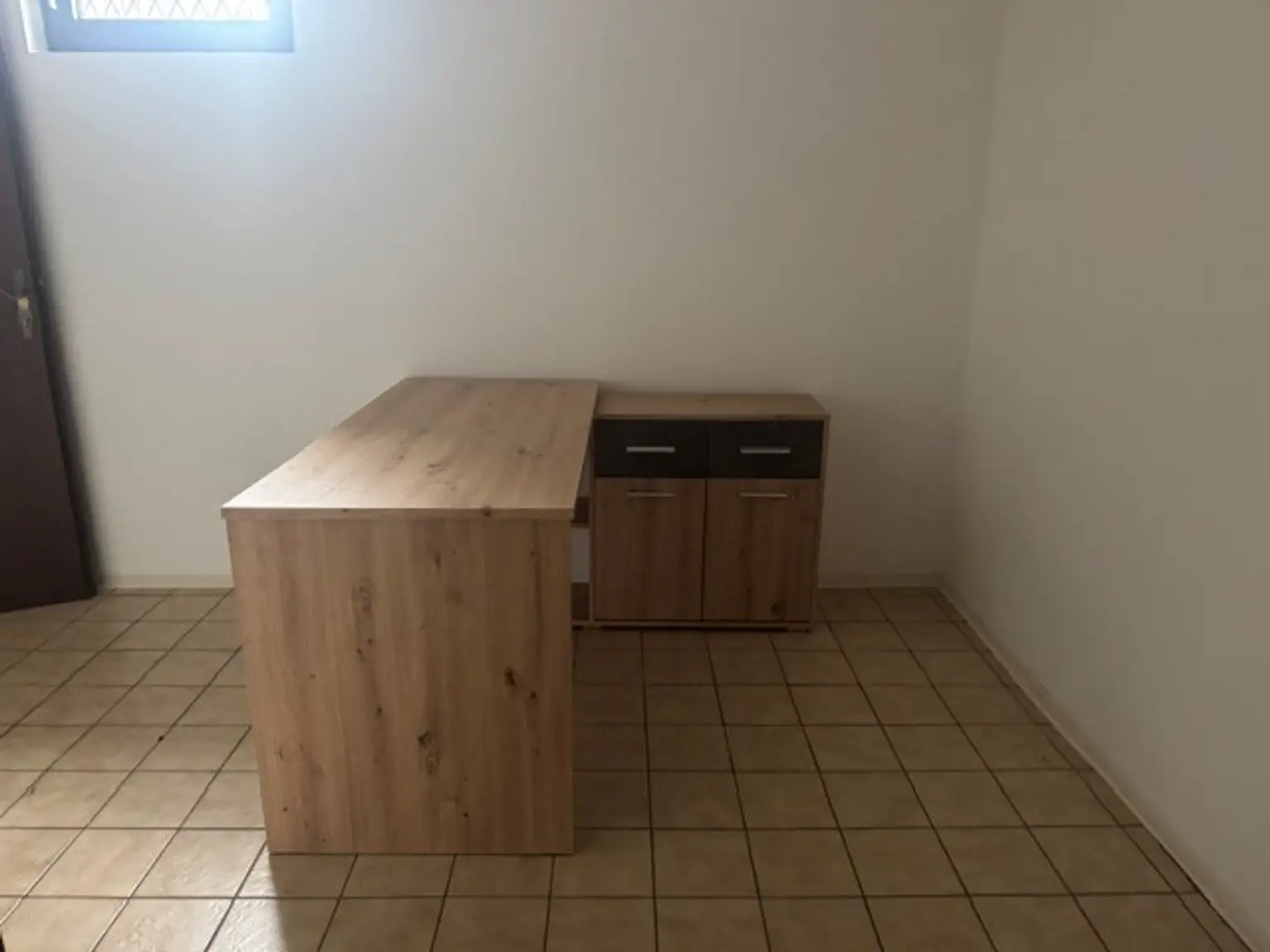 Büro im hellen Kellerraum