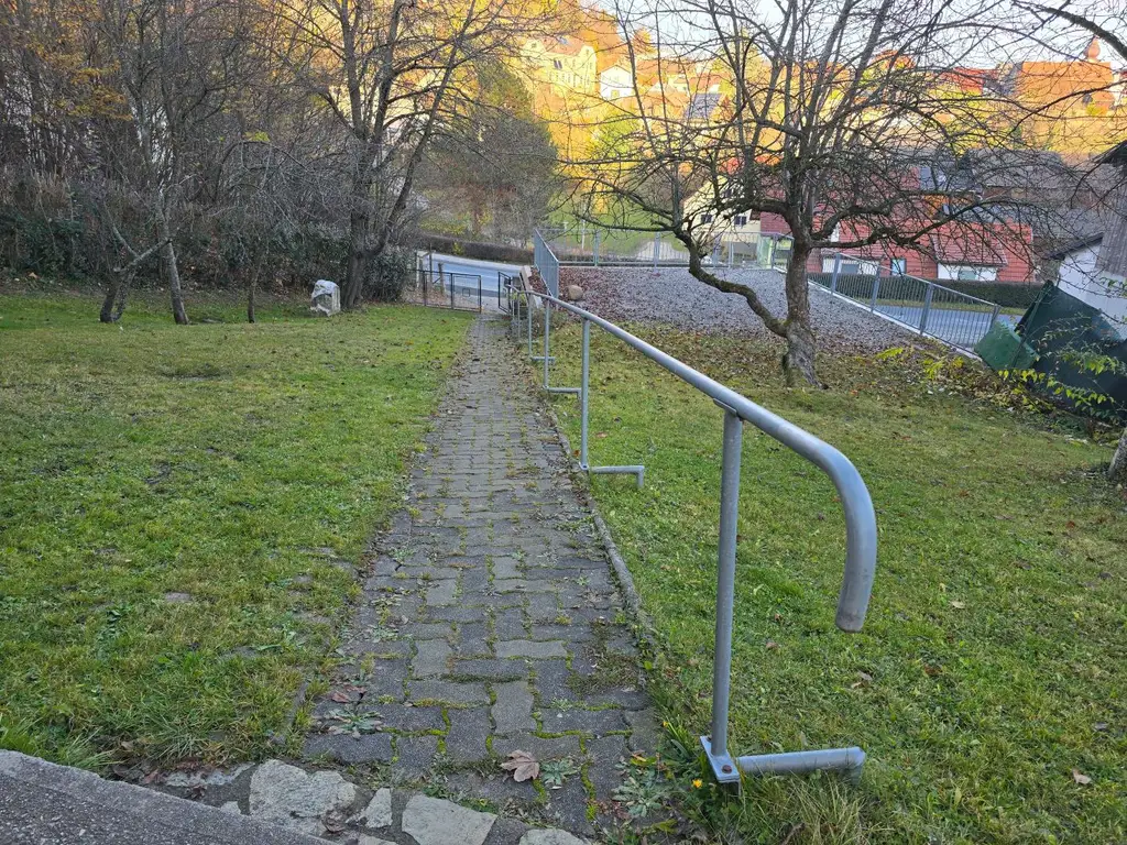 Haus mit zwei Wohneinheiten und Gartenidylle