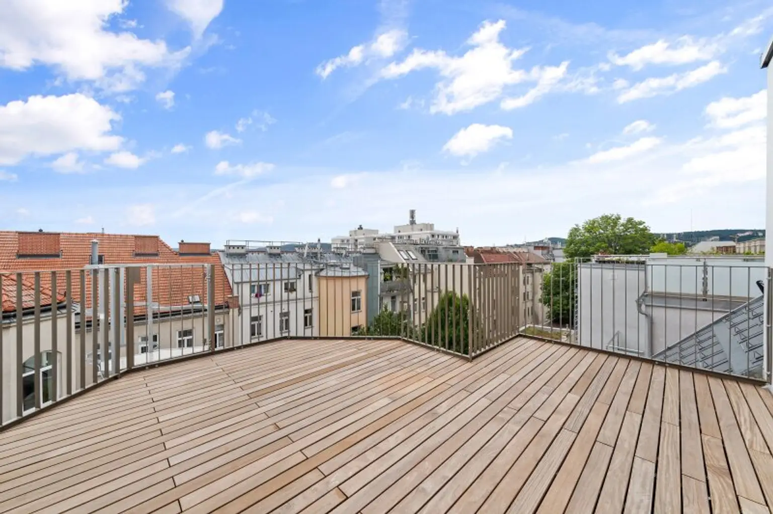 4-Zimmer-Dachgeschosswohnung (Massivbauweise) mit Terrassen in generalsaniertem Altbau