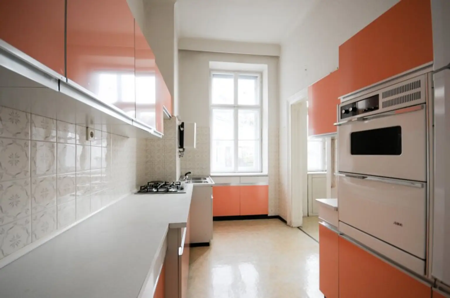 3-ZIMMER-ALTBAU MIT BALKON - SANIERUNGSBEDÜRFTIG IN TOP LAGE!