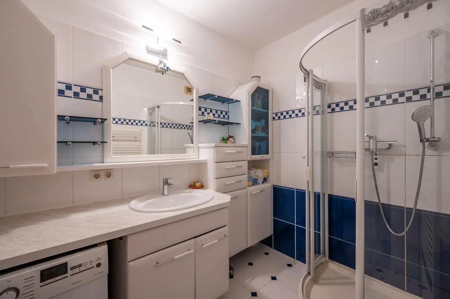 Wohnen im Grünen mit Stadtanschluss: 4 Zimmer | Loggia | PKW-Stellplatz