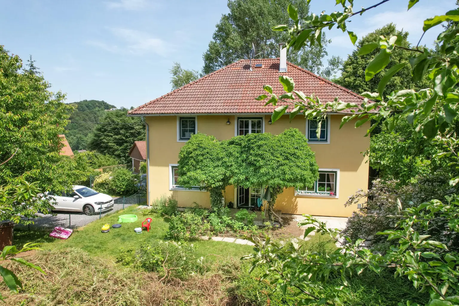 Exklusive Villa in bester Lage von Graz - privat, naturnah, perfekte Balance aus Komfort und Lebensqualität.