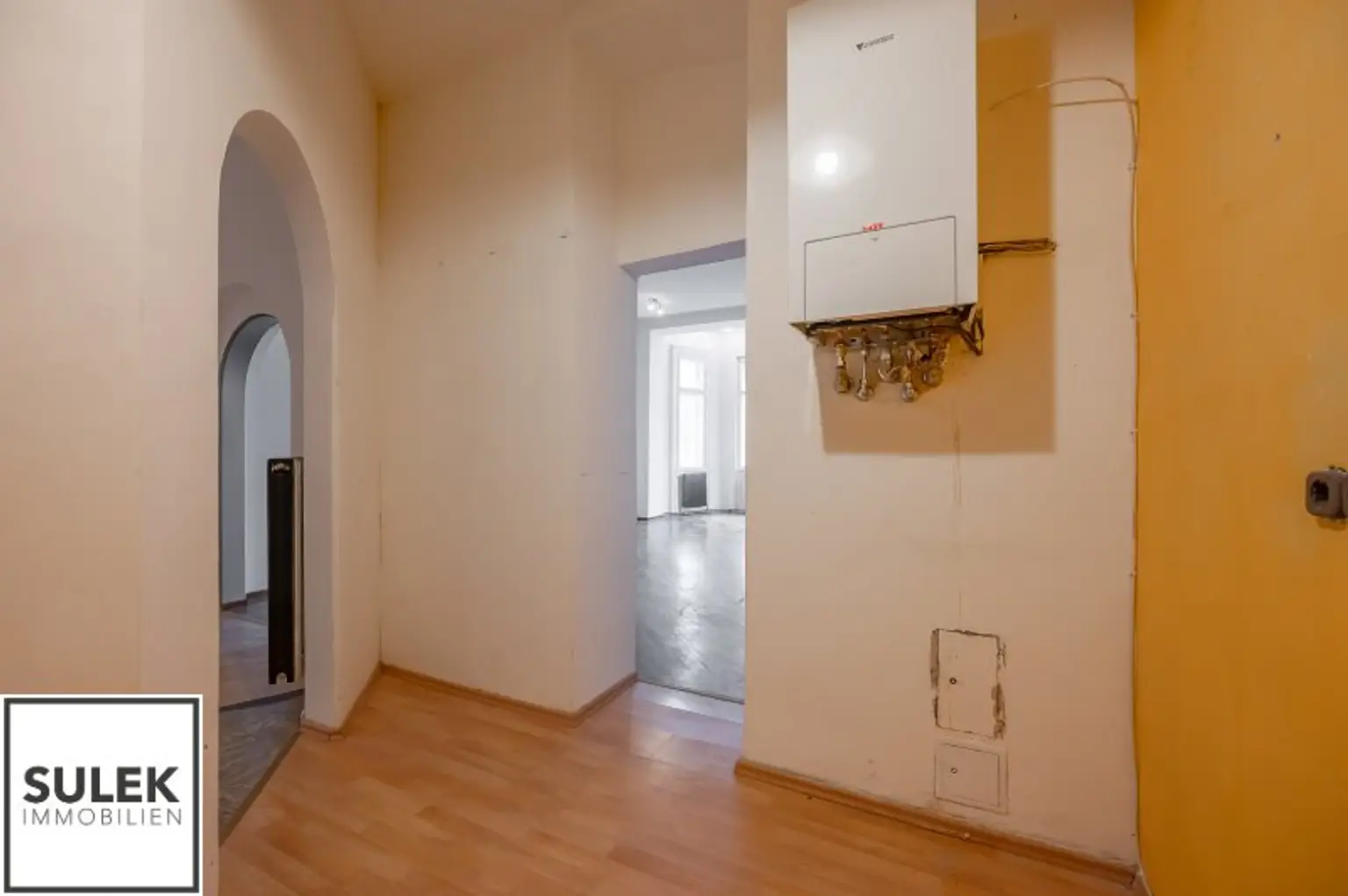 Adaptierungsbedürftige Erkerwohnung direkt beim Schloss Schönbrunn - 3 Zimmer