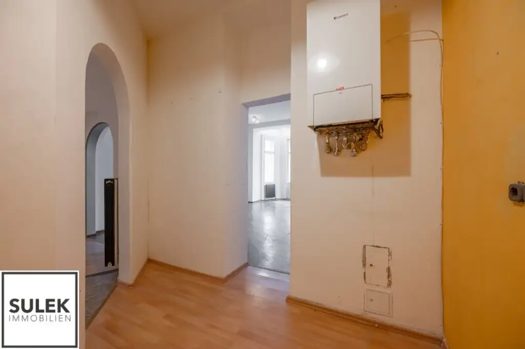 Adaptierungsbedürftige Erkerwohnung direkt beim Schloss Schönbrunn - 3 Zimmer