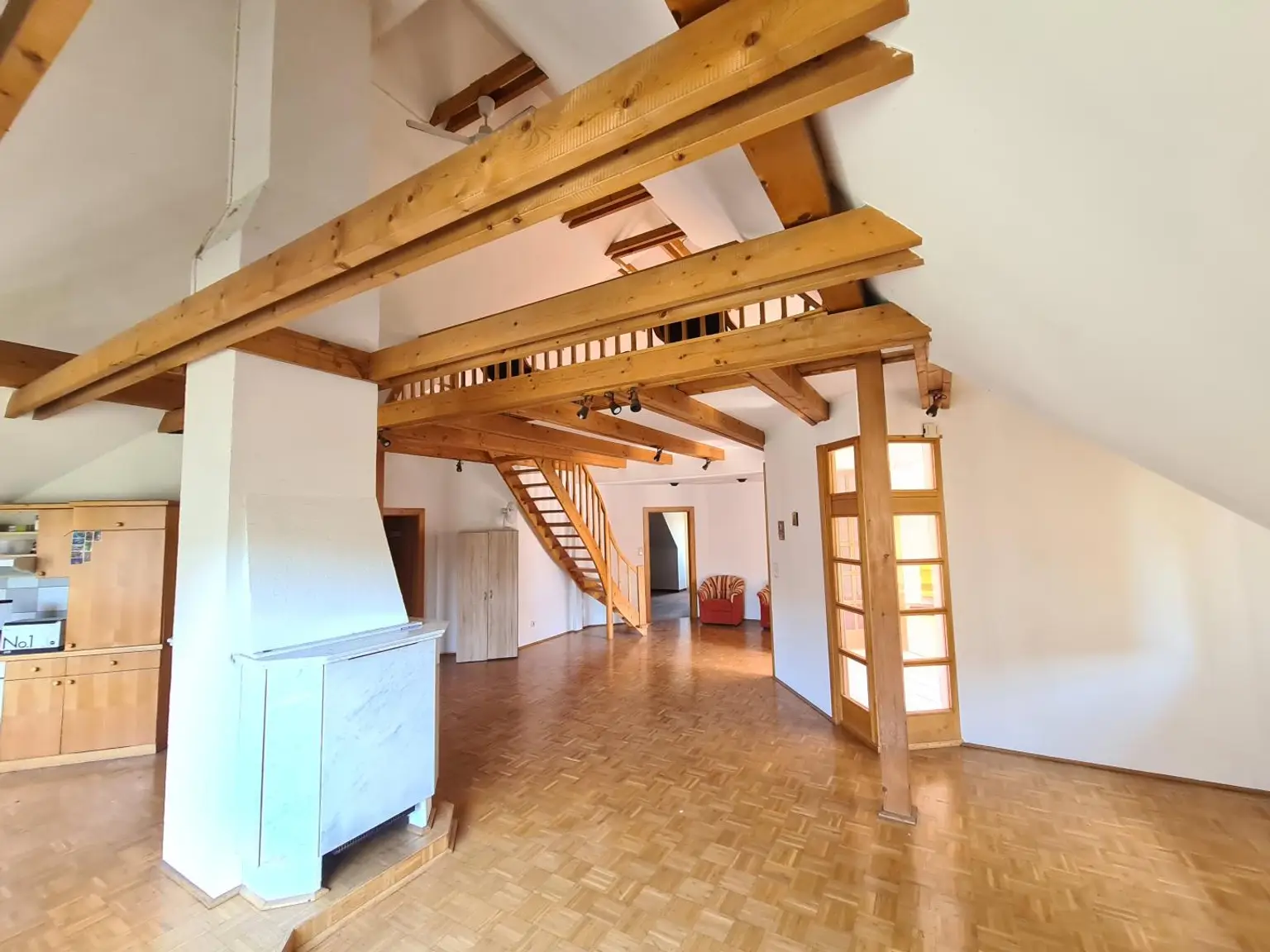 Galeriewohnung auf zwei Ebenen - eigene Garage - Balkon in den Innenhof - sehr gute Infrastruktur