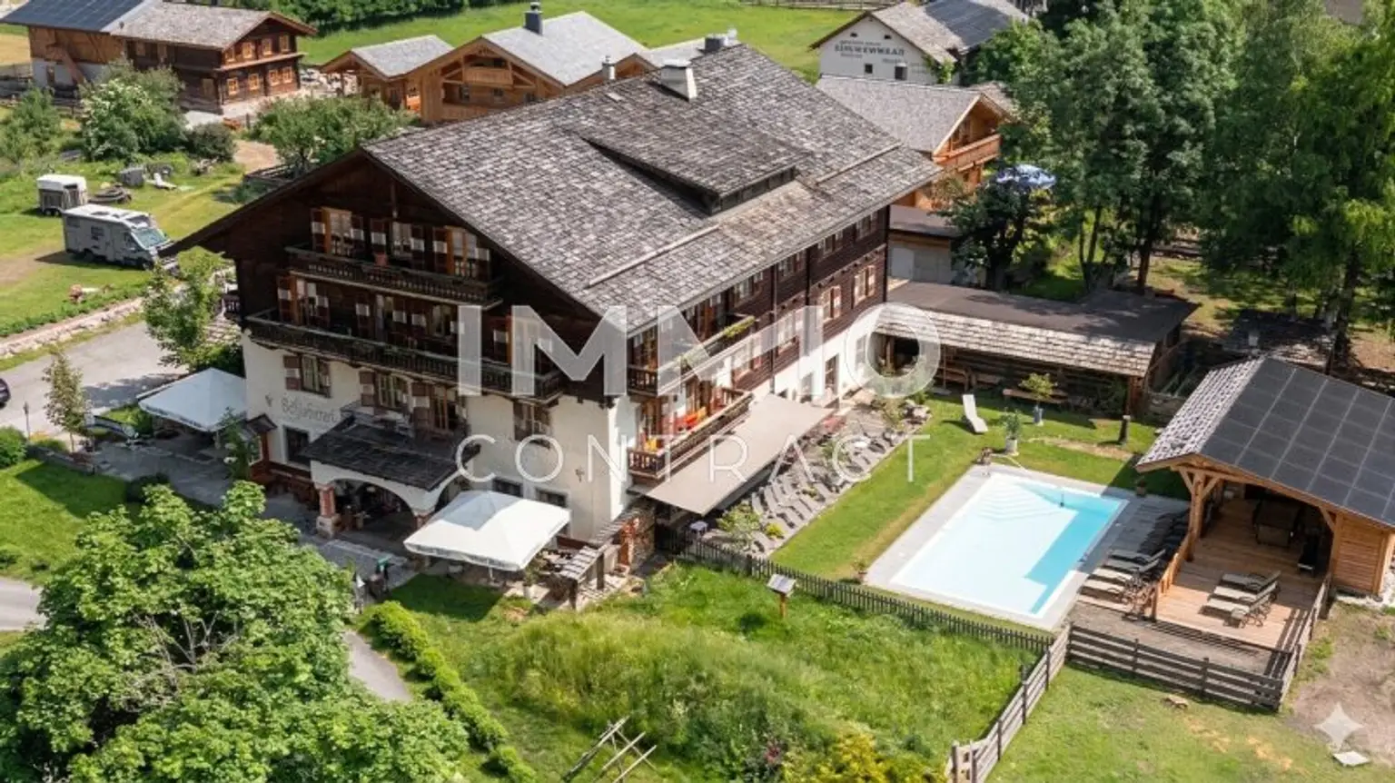 Hotel-Ensemble mit Luxus-Chalets
