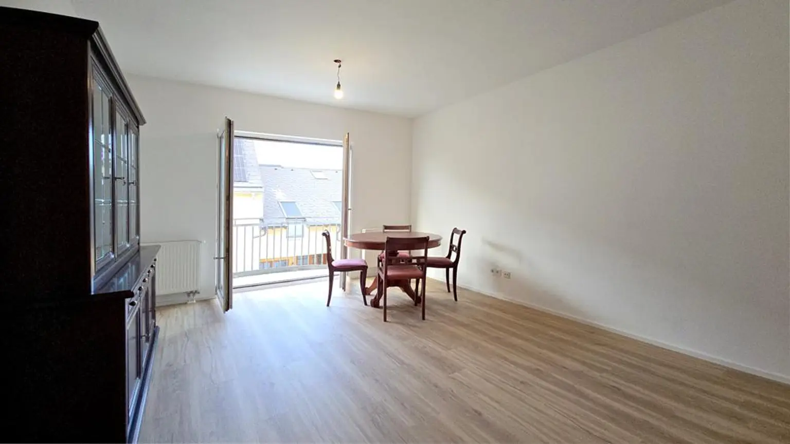 Wohnzimmer (ohne Möbel) mit kleinem Balkon