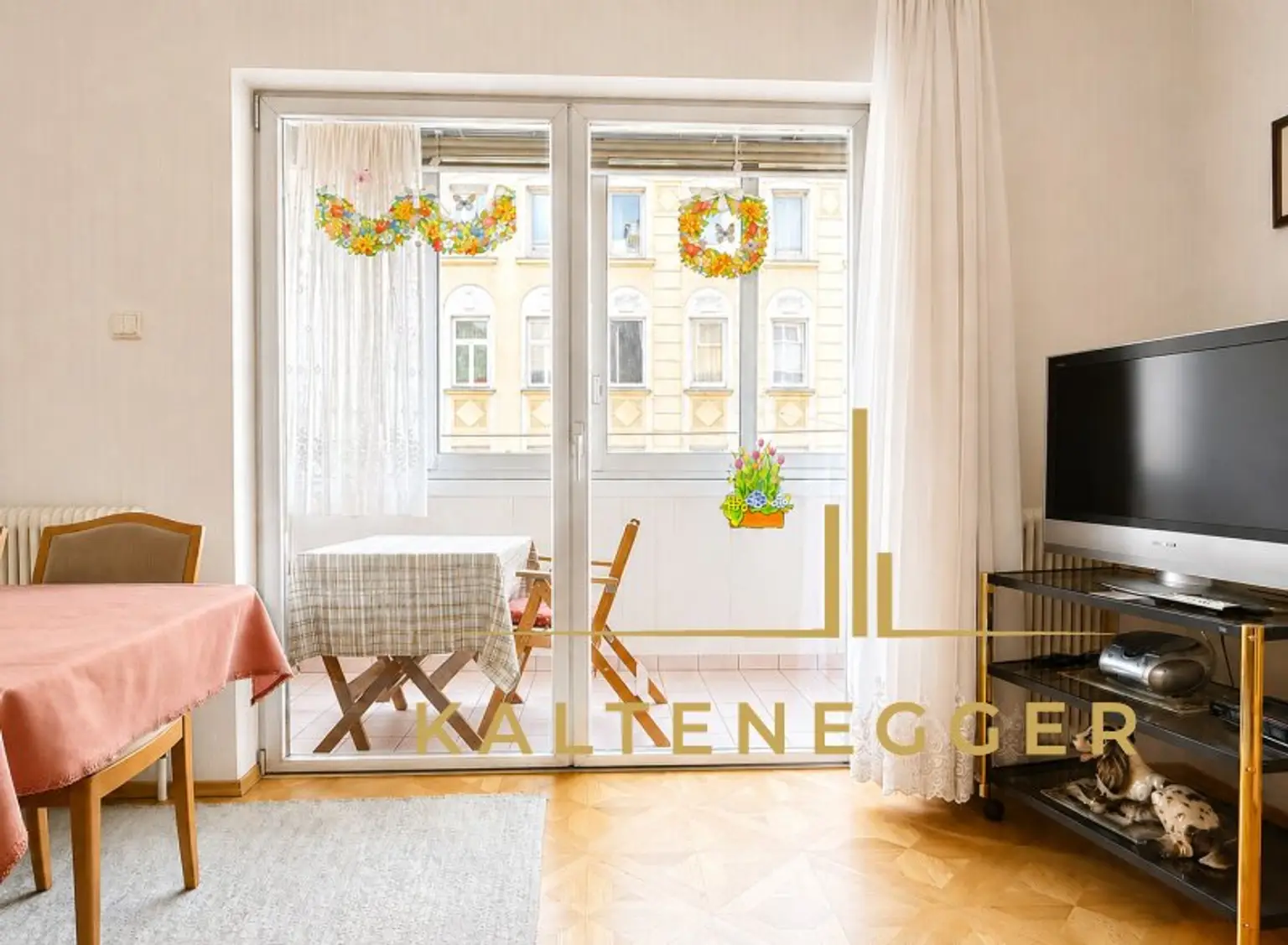 Wohnzimmer führt zur verglasten Loggia/Balkon 4,47 m²