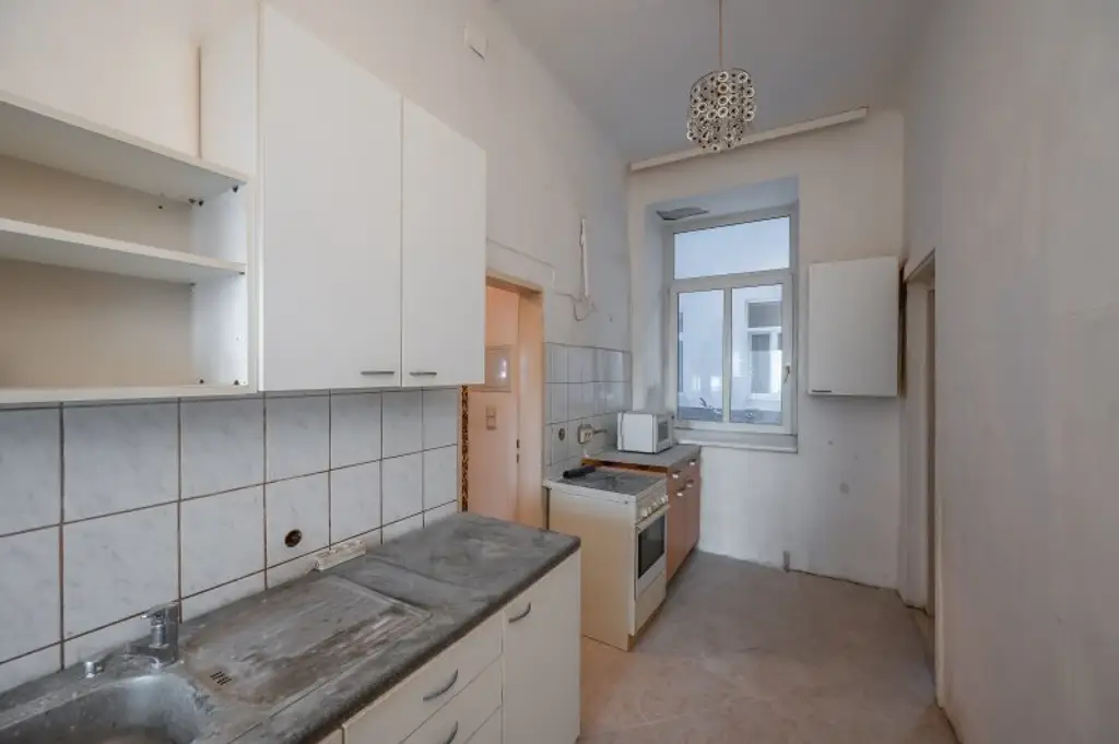 ++NEU++ Renovierungsbedürftige 4-Zimmer Altbauwohnung im Erdgeschoss!