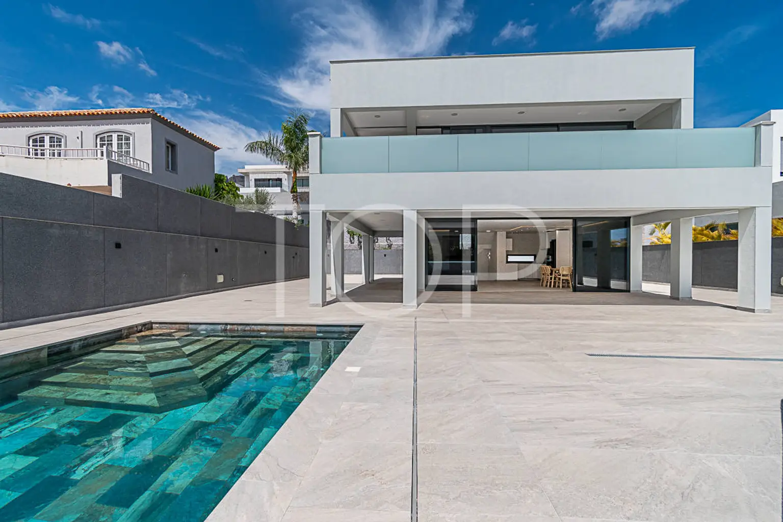 Exclusiva villa de cuatro dormitorios con piscina y vistas en una zona muy cotizada de Costa Adeje