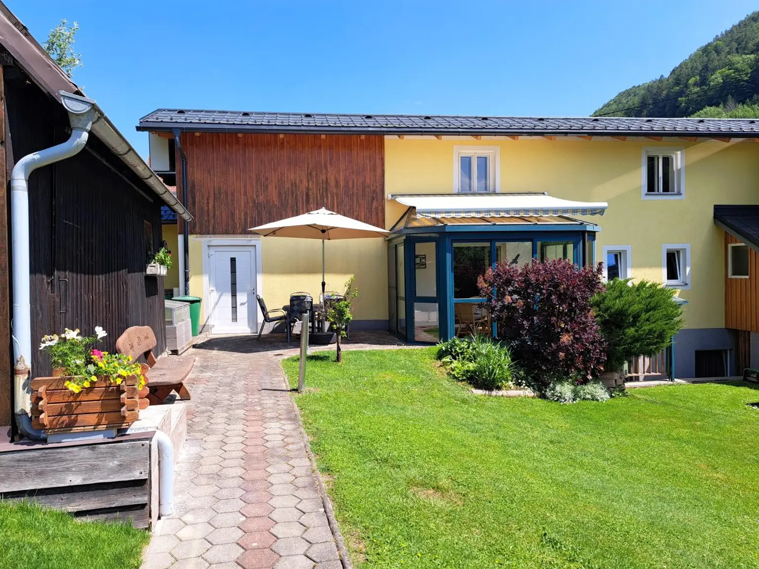 OG-Wohnung mit Wintergarten und Gartenzugang