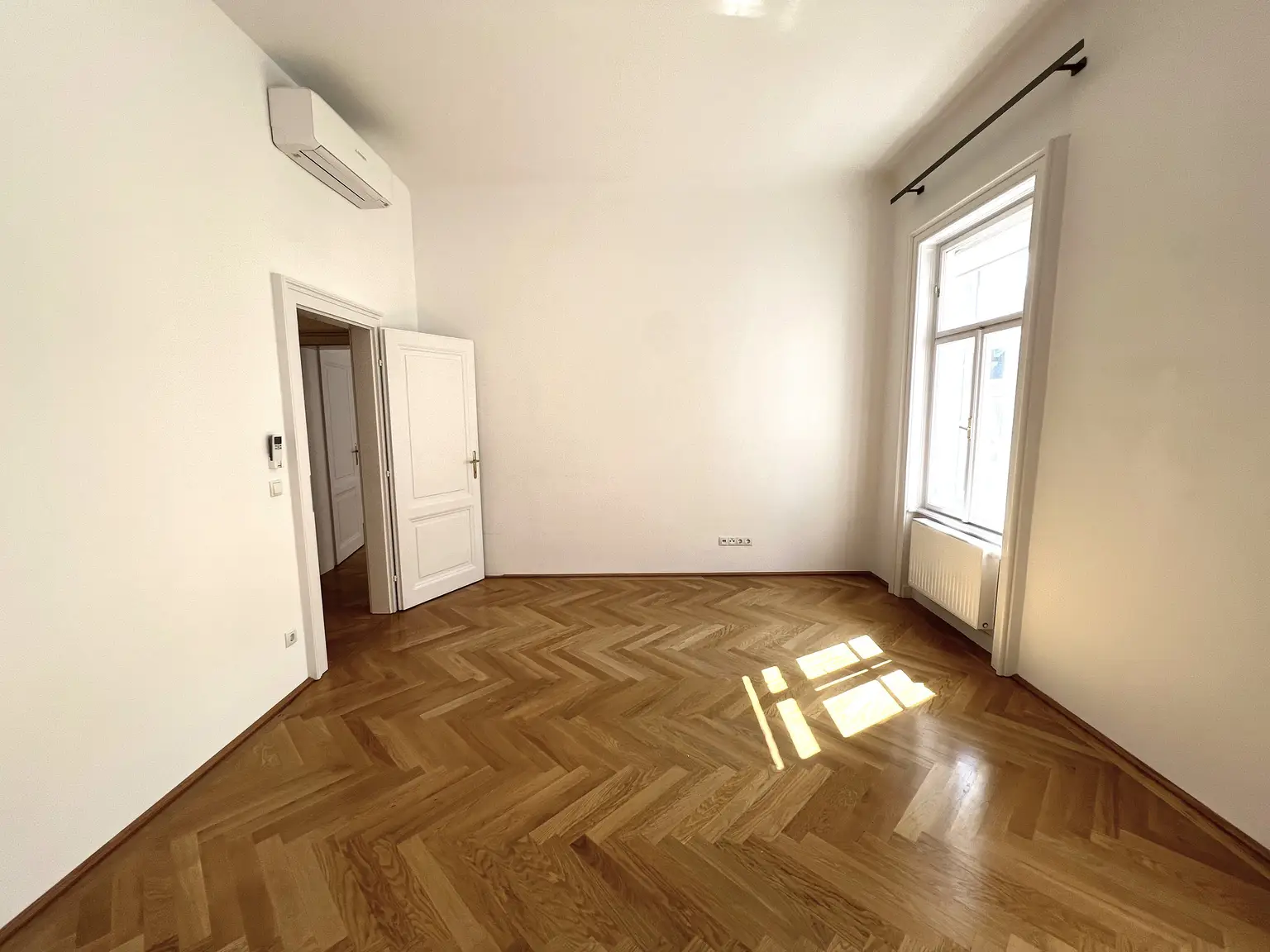 UNBEFRISTET: Prachtvolle, klimatisierte 5-Zimmer-Wohnung mit fantastischer Stadtaussicht / Beautiful air-conditioned 5-room flat with fantastic city view