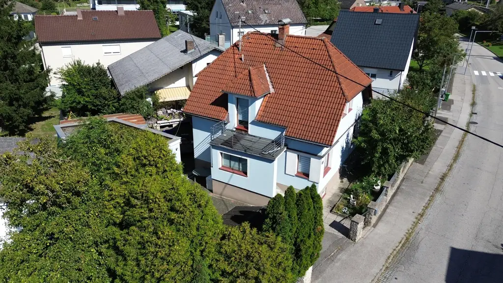 Kompaktes Wohnhaus mit Keller    in Bahnhofsnähe   -  sehr gutes Preis/Leistungsverhältnis !!!!