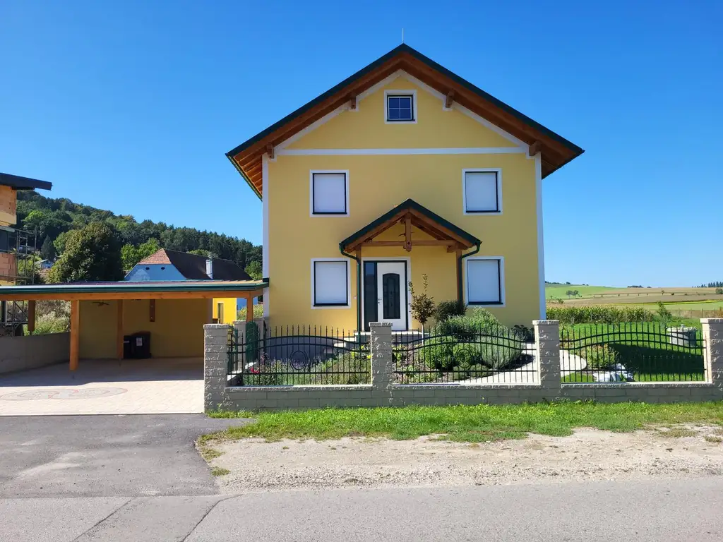 NEUES NIEDRIGENERGIEHAUS MIT GROSSEM GRUNDSTÜCK