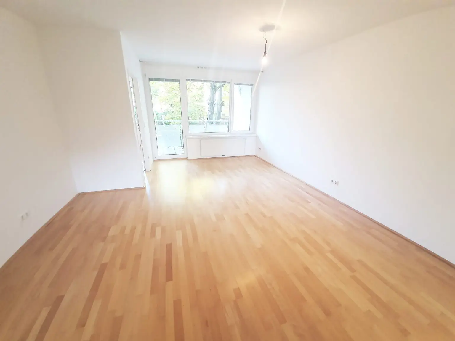 2-Zimmer-Wohnung mit Balkon und herrlichem Blick ins Grüne - Hietzinger Hauptstraße ums Eck