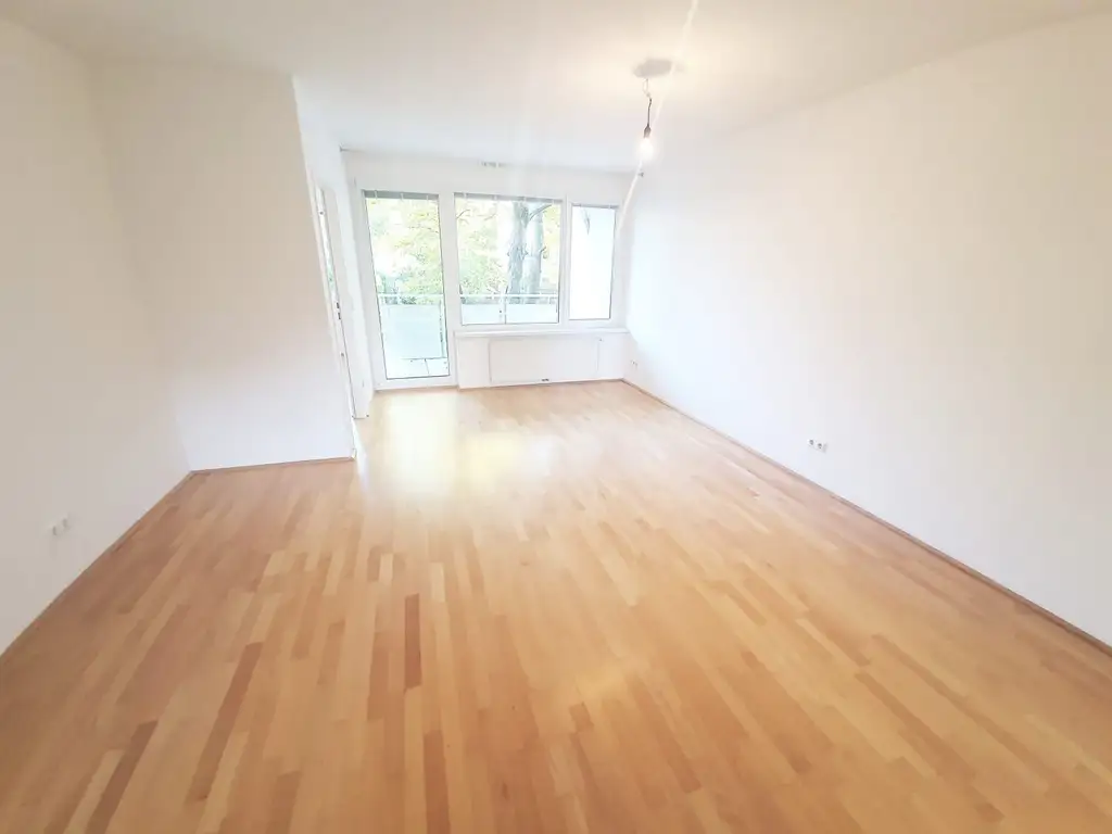 2-Zimmer-Wohnung mit Balkon und herrlichem Blick ins Grüne - Hietzinger Hauptstraße ums Eck