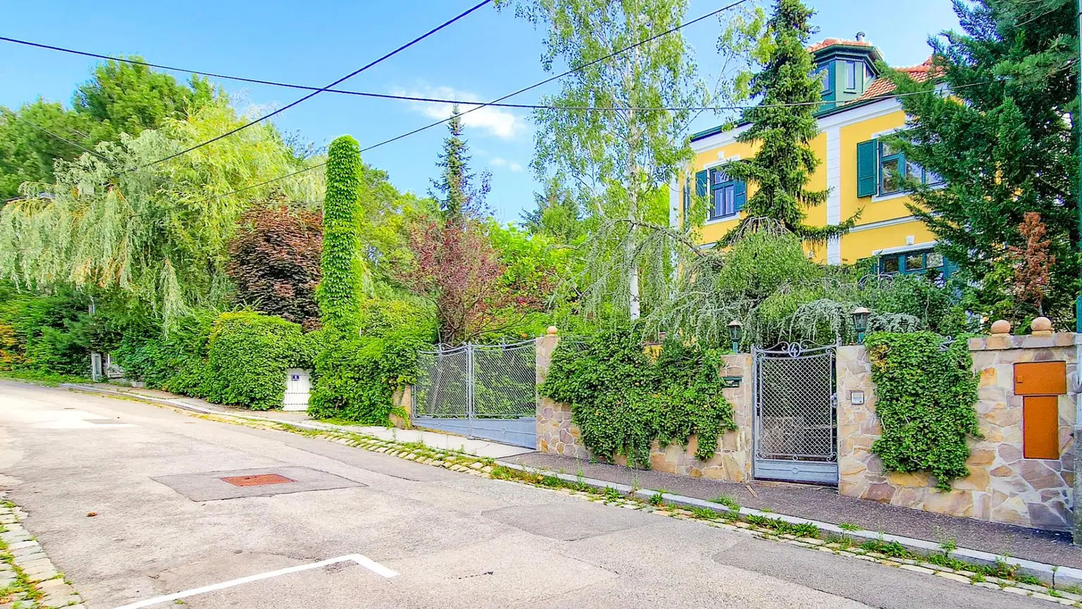Grüne Oase in Prestige-Lage, Stilvilla mit ca. 1.600 m² Grund, Gästehaus, 2 Garagen und großem Pool