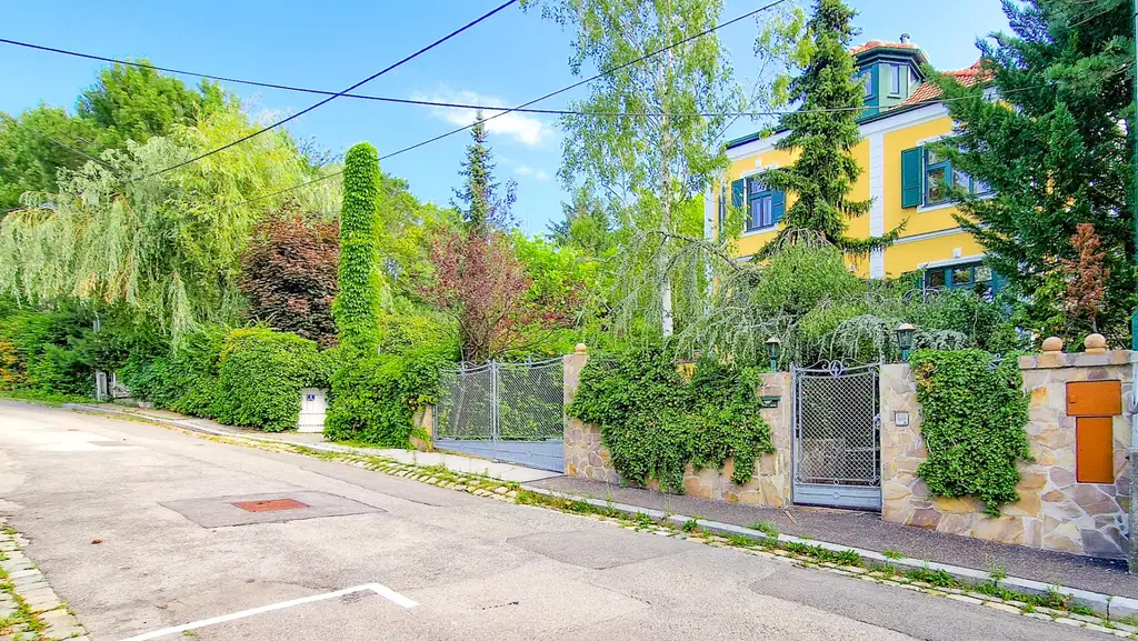 Grüne Oase in Prestige-Lage, Stilvilla mit ca. 1.600 m² Grund, Gästehaus, 2 Garagen und großem Pool