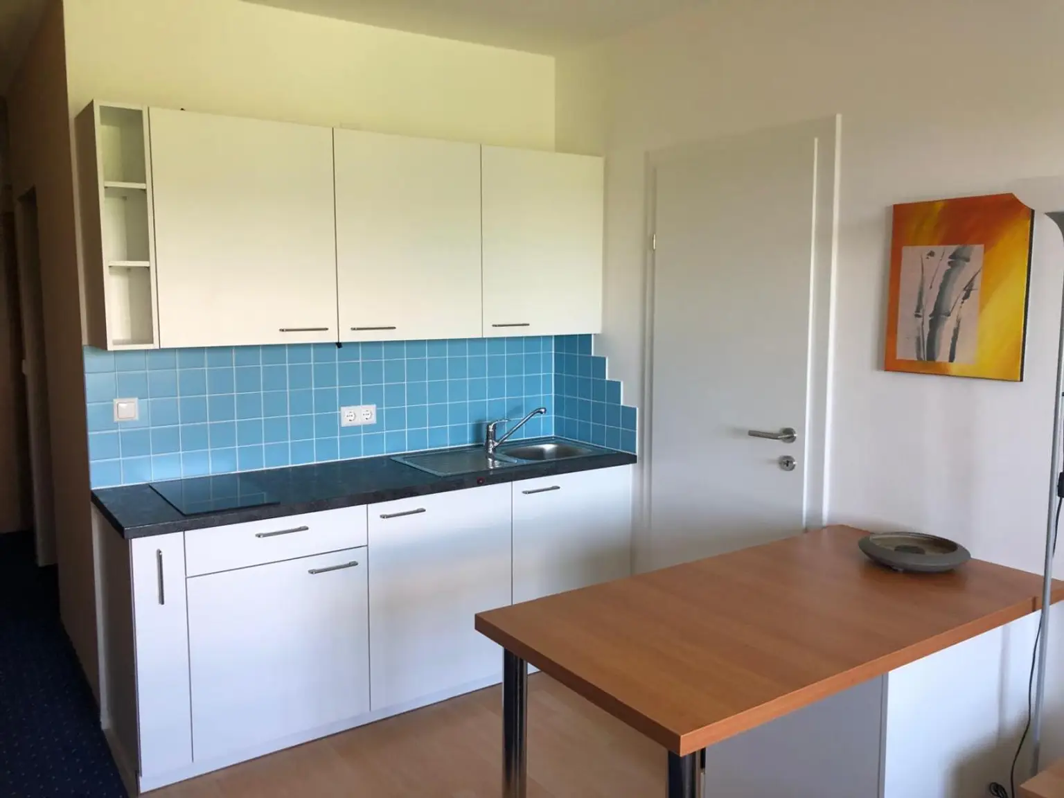 Küchenzeile mit Verbindungstür