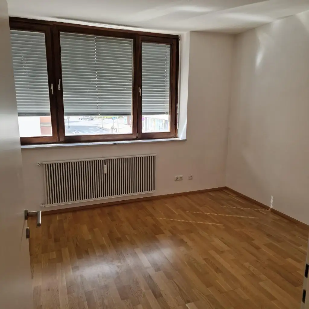 Sonnige, zentrale 2-Zimmer-Wohnung mit Loggia!