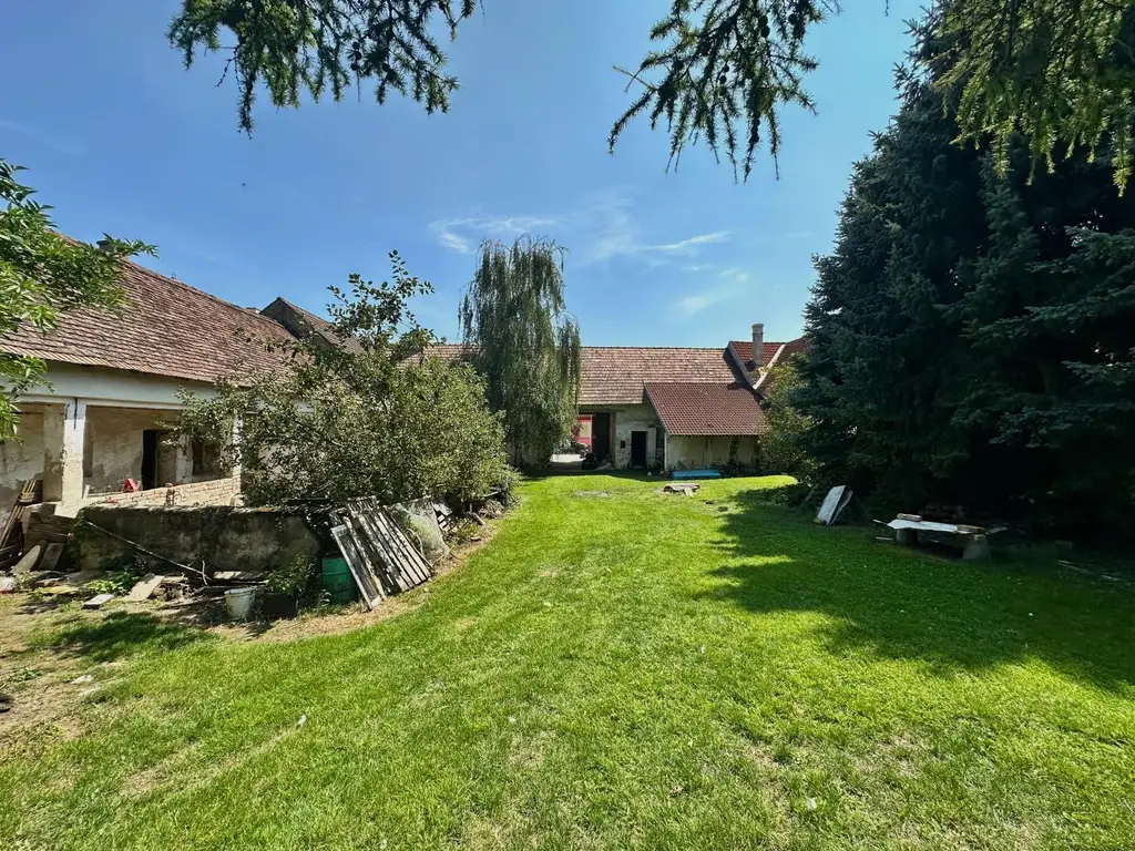 Sanierungsbedürftiger Bauernhof mit großem Grundstück, Stallungen und Stadl – ländlicher Charme mit viel Potential!