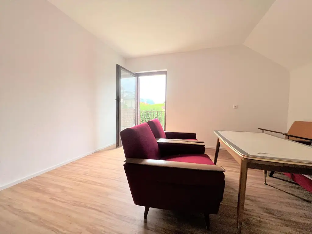 HÜBSCHES WOHNHAUS MIT NEBENGEBÄUDEN