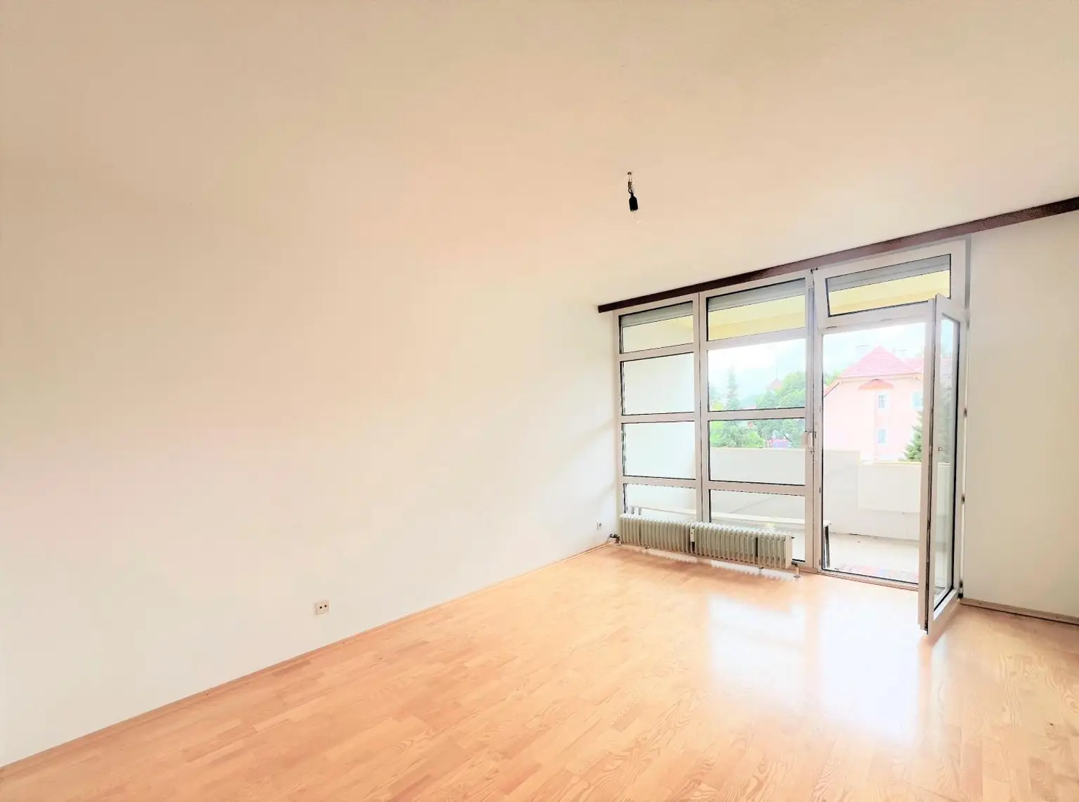 TOLLE WOHNUNG IN RUHIGER LAGE - TIEFGARAGENPLATZ INKLUSIVE