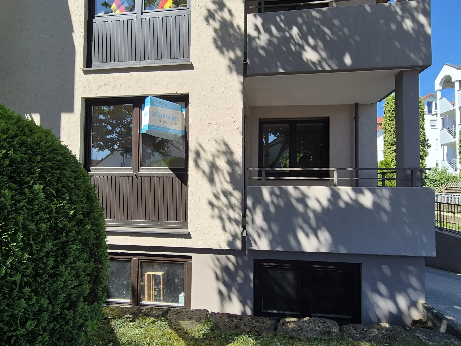 Ansicht Wohnung von aussen (Wohnzimmerfenster und Balkon)