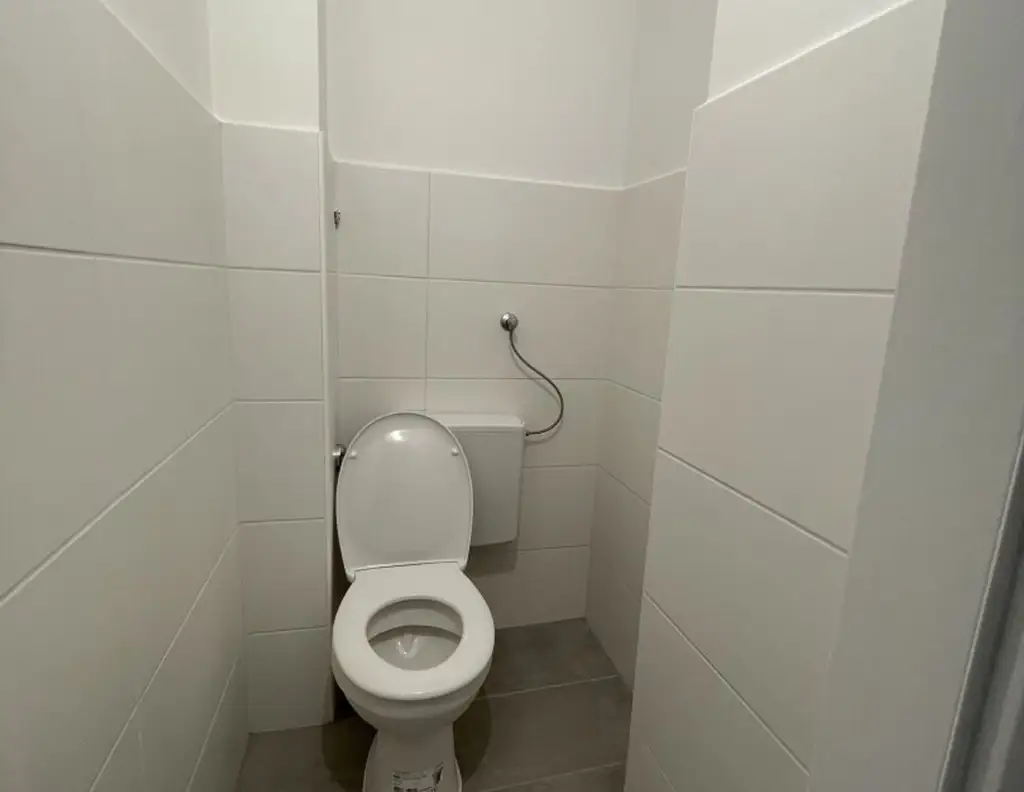 Sehr gute Infrastruktur - Nähe Straßenbahn! Großzügige 2-Raum-Wohnung mit Loggia!
