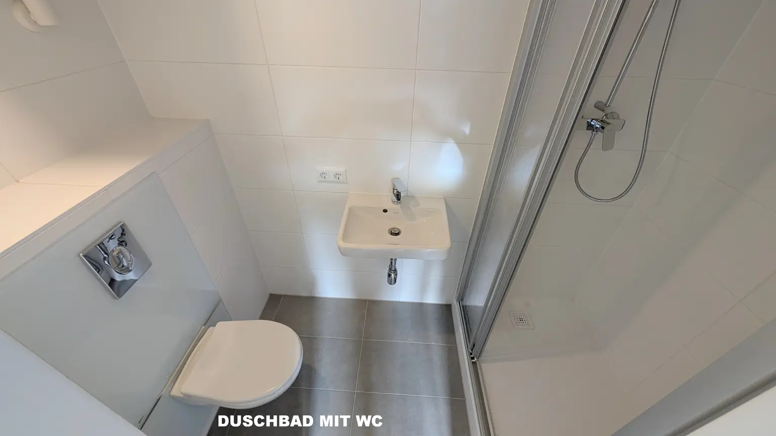 ! RENOVIERTE AKADEMIKERSINGLE-HAUPTMIETE IN KLASSISCHEM STILALTBAU !