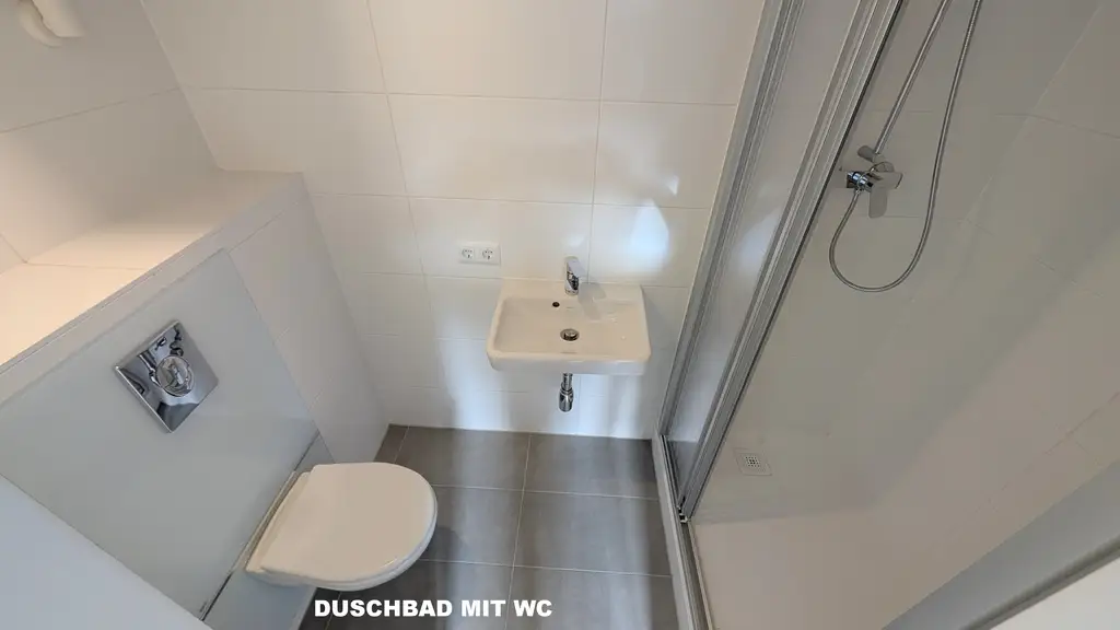 ! RENOVIERTE AKADEMIKERSINGLE-HAUPTMIETE IN KLASSISCHEM STILALTBAU !