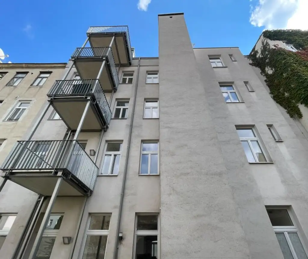 ALTBAUWOHNUNG MIT HOFSEITIGEM BALKON: 3 Zimmer inkl. Küche im 3. Liftstock