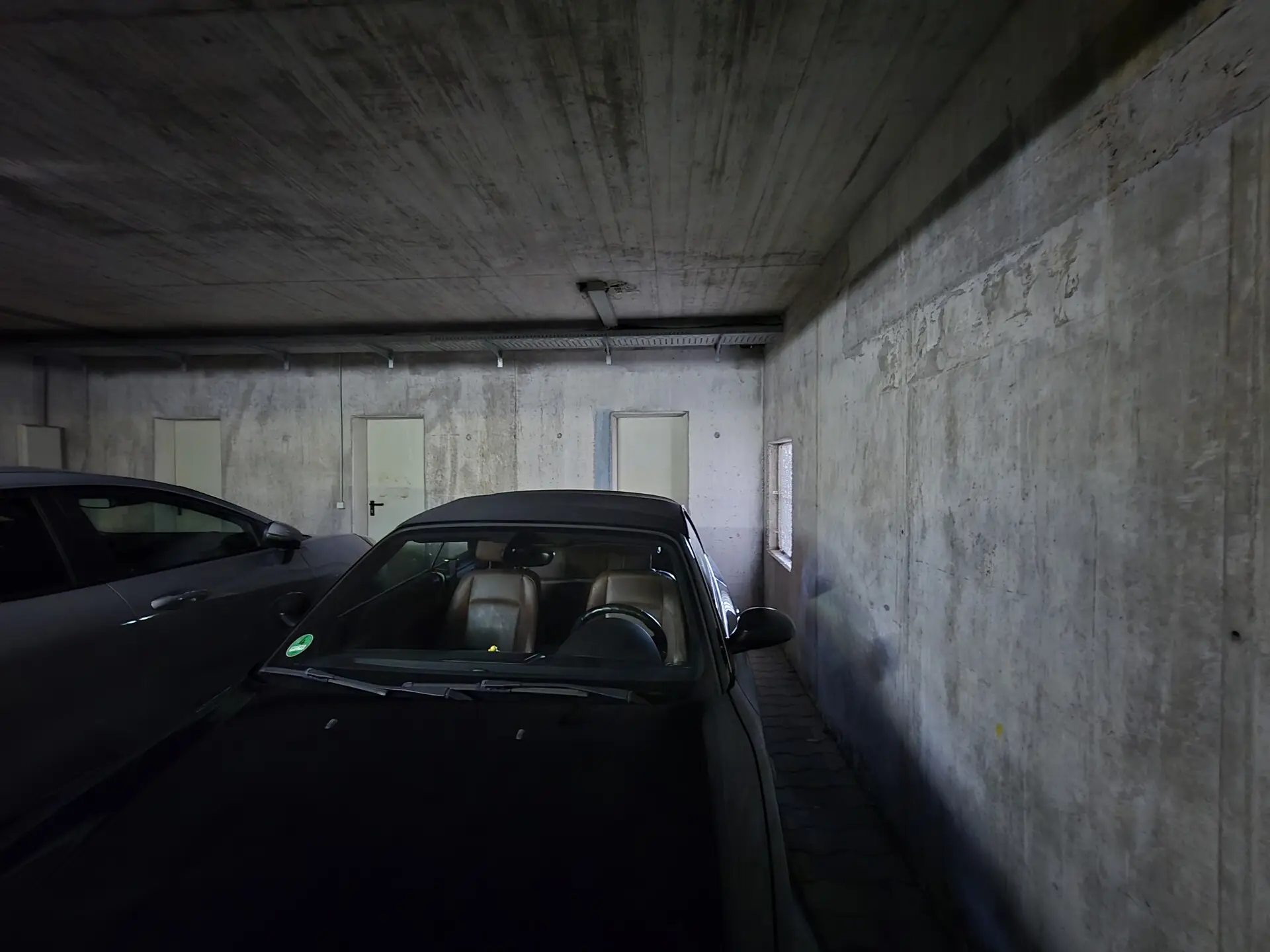 Garage mit Zugang zum Kellerraum