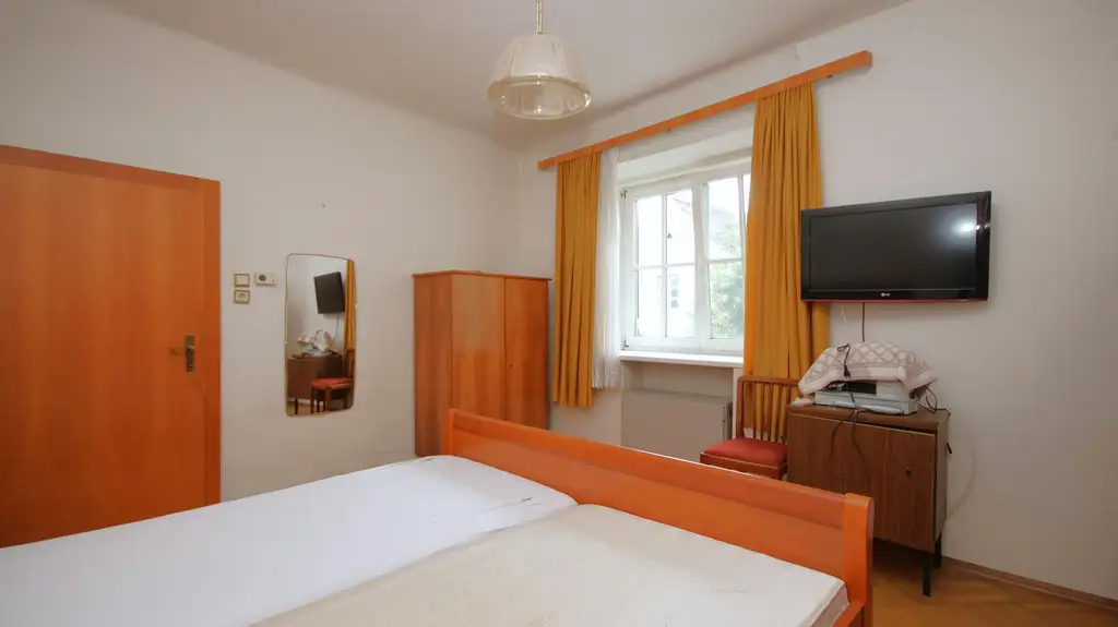 Großzügiges, sanierungsbedürftiges Altbauhaus mit Charakter und Potenzial