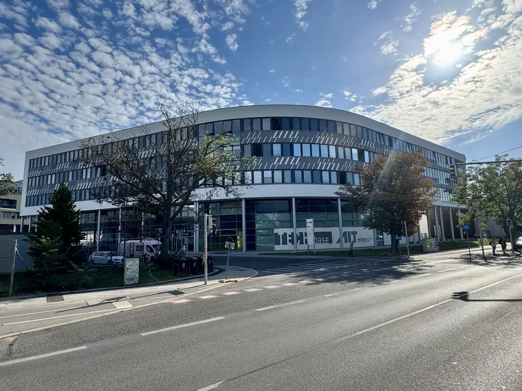 Sichtbares Geschäftslokal mit Ladehof