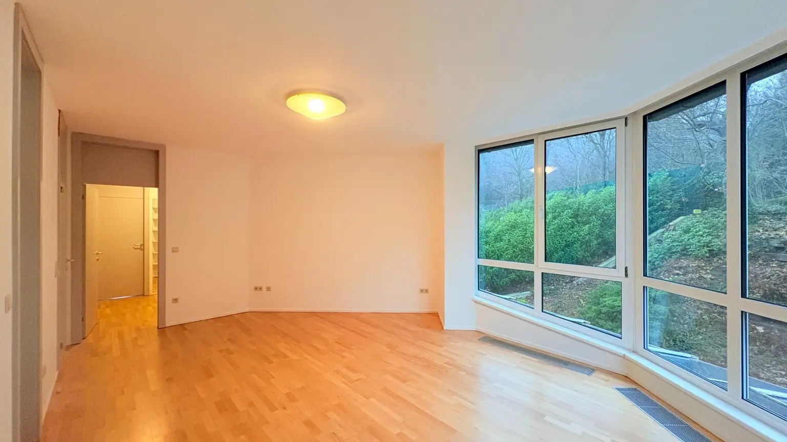 großes Schlafzimmer mit Fensterfront