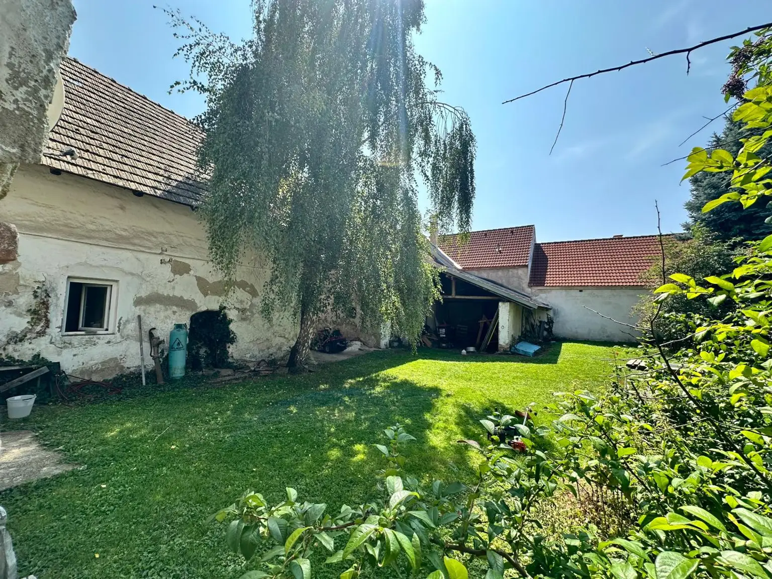 Sanierungsbedürftiger Bauernhof mit großem Grundstück, Stallungen und Stadl – ländlicher Charme mit viel Potential!