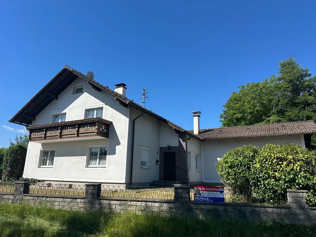 Einfamilienhaus mit Nebengebäuden