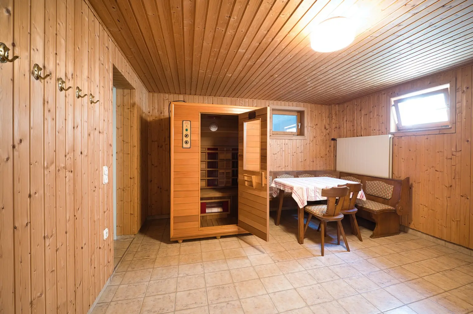 Exklusivität und Privatsphäre pur auf 2.610 m2 Grundfläche! Von der Terrasse in den Schwimmteich.