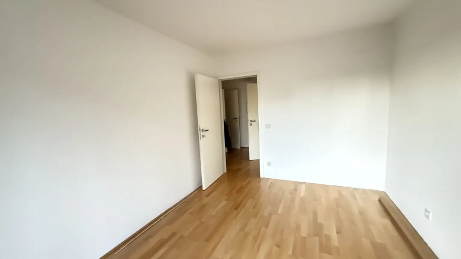 Nahe Schönbrunn: 2-Zimmer-Wohnung mit Balkon und Wintergarten, sowie ein opt. Stellplatz!