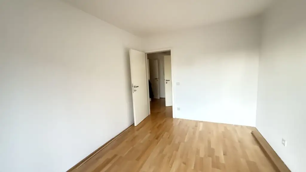 Nahe Schönbrunn: 2-Zimmer-Wohnung mit Balkon und Wintergarten, sowie ein opt. Stellplatz!